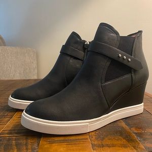 Brand New Linea Paolo Wedge Sneaker Size 8